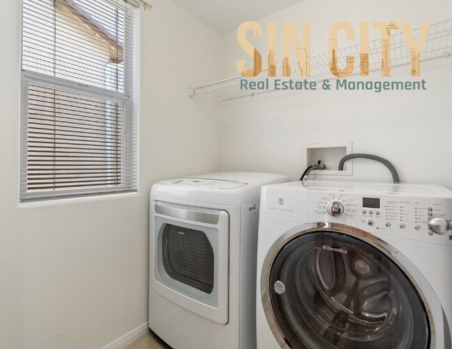Building Photo - "Charming 3-Bed Oasis on Gingerbread Man Ave - Spacious 1686 Sq Ft with 3.5 Baths!"