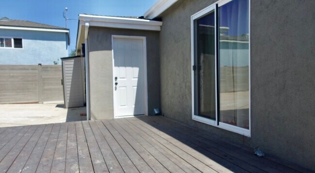 Entrada a la unidad trasera - 6470 W 84th Pl