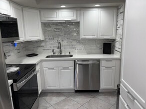 Building Photo - 7233 Ashmont Cir