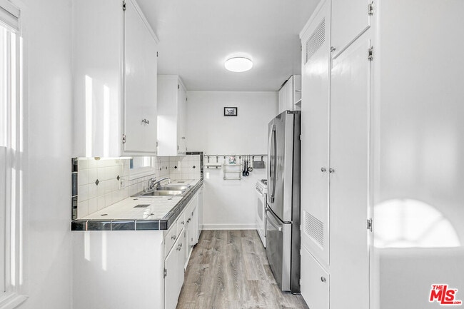 Building Photo - 1352 Ocean Park Blvd