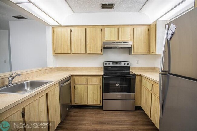 Building Photo - 10683 Royal Palm Blvd