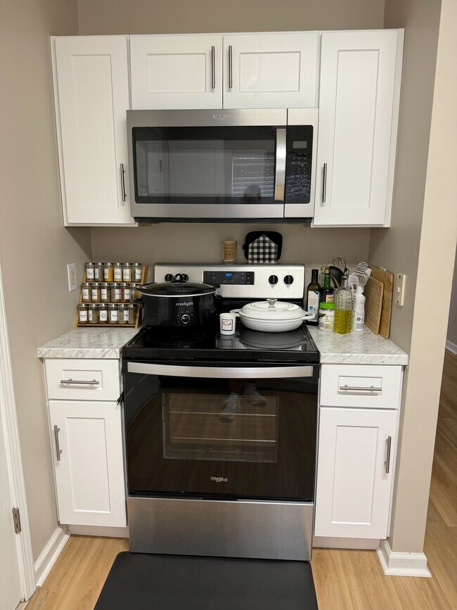 Foto del edificio - 122 Fuller Rd