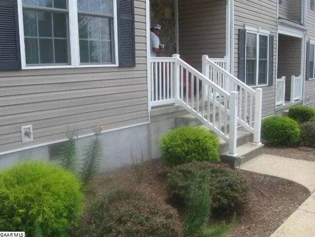 Building Photo - Lovely 3BR, 2.5 Ba townhome in the Pinnacles