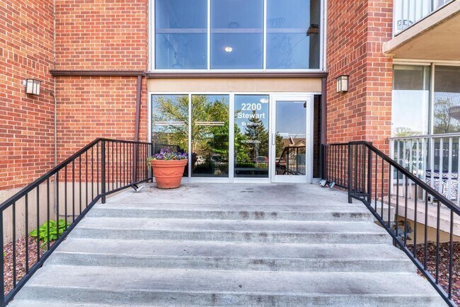 Foto del edificio - 2200 S Stewart Ave
