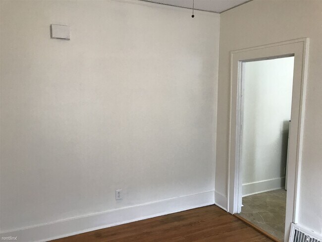 Building Photo - 2 br, 1 bath House - 210 E Avenue B