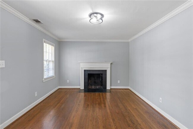 Building Photo - 422 Hascall Rd NW