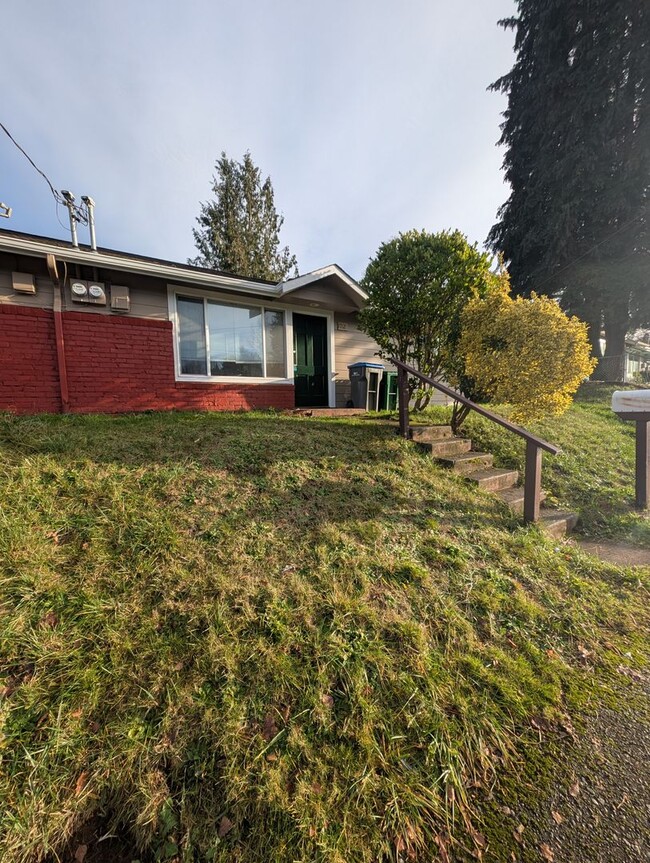 Building Photo - Updated Bremerton Duplex, Close to EVERYTH...