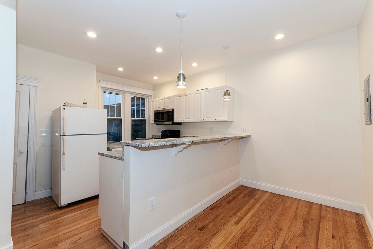 Renovated 2 Bed on Comm Ave | Heat & Hot Water Included | Cats OK | 9/1 - Renovated 2 Bed on Comm Ave | Heat & Hot Water Included | Cats OK | 9/1