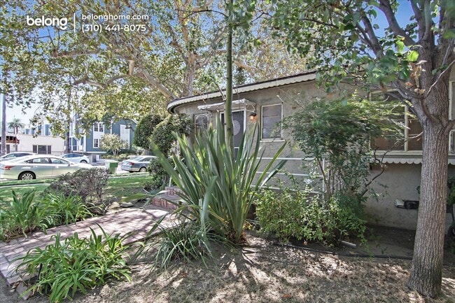 Building Photo - 10907 Moorpark St