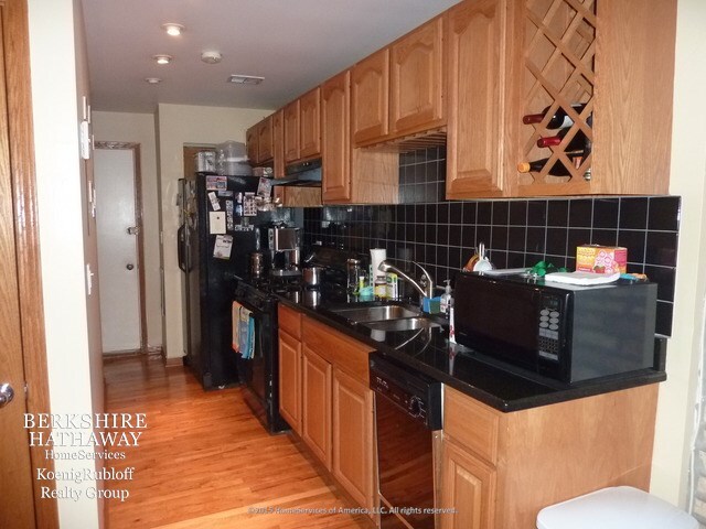 Building Photo - 847 W Barry Ave