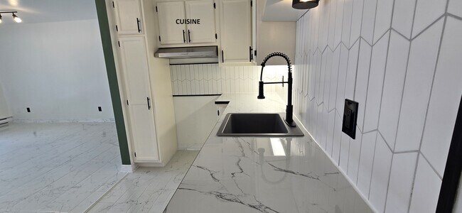 Building Photo - 3238 Rue Mousseau