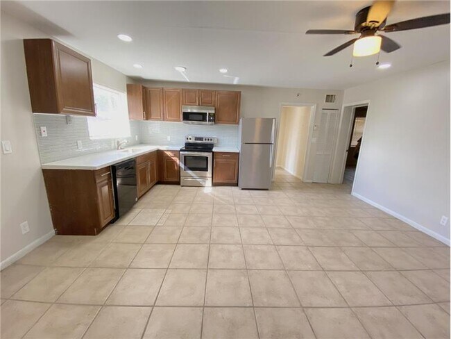 Building Photo - 828 Bayberry Dr