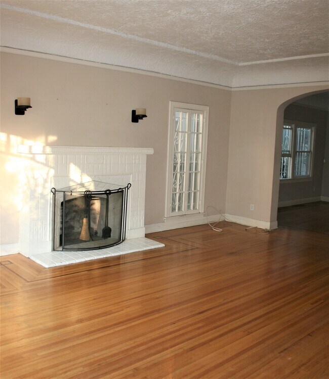 Building Photo - 1014 S Cloverdale Ave