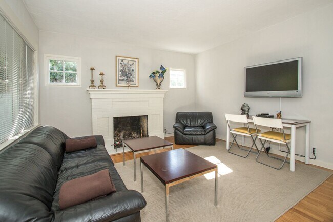 Foto del edificio - Charming Bungalow in Desirable Community Center Neighborhood!