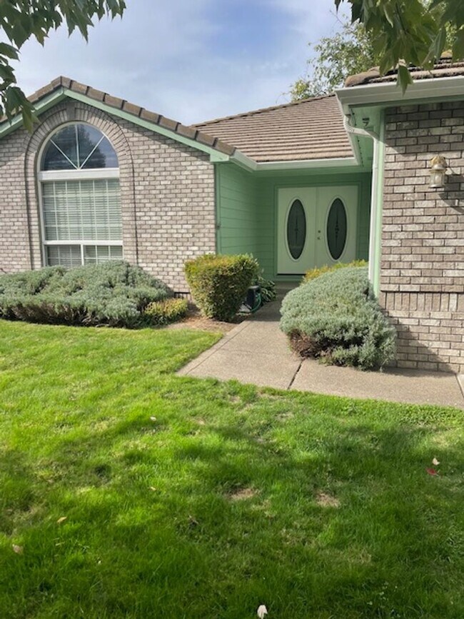 Foto del edificio - Quiet Peaceful 3 bedroom 2 bath Single Level home located in Central Point