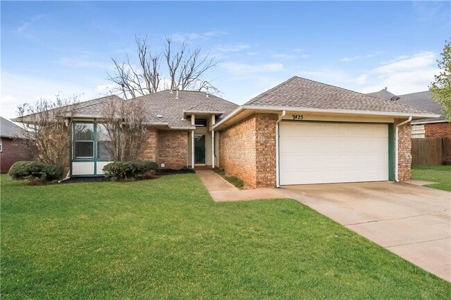 Building Photo - 2425 E Hills Dr