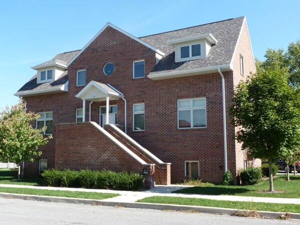 Building Photo - 330 N Sunnyside