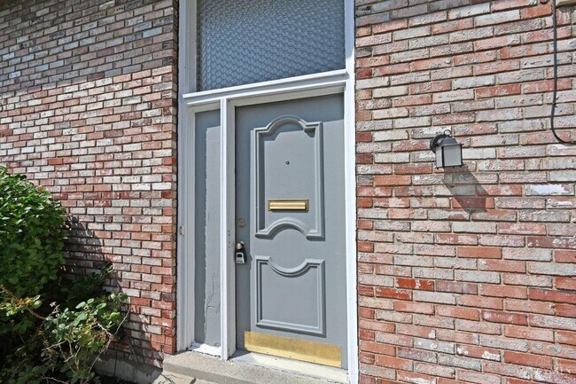 Building Photo - 6020 Ridgeacres Dr