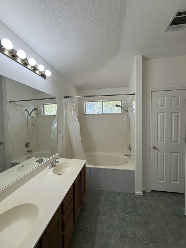 Foto del edificio - 700 House Creek Dr