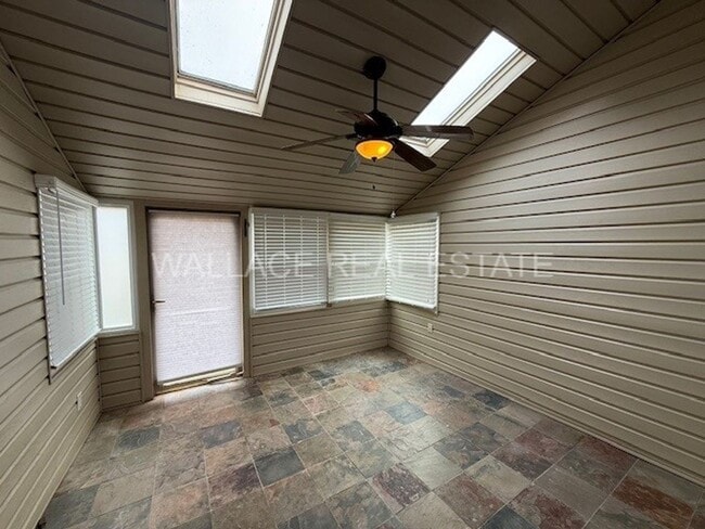 Building Photo - UPDATED 2 BEDROOM CONDO IN ADMIRAL BEND!!