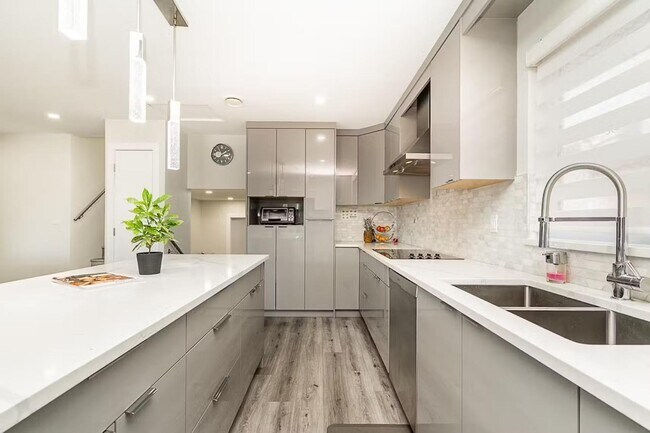 Building Photo - 11553-11583 83 Ave