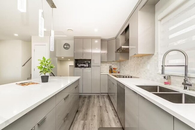 Photo du bâtiment - 11553-11583 83 Ave