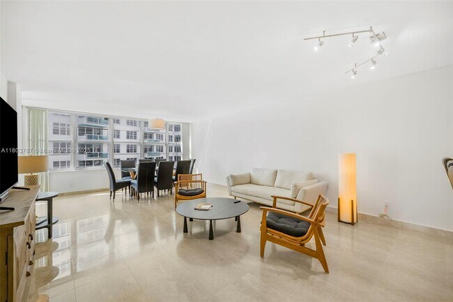 Foto del edificio - 5151 Collins Ave