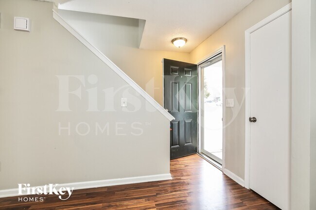 Foto del edificio - 5715 Waterpoint Dr