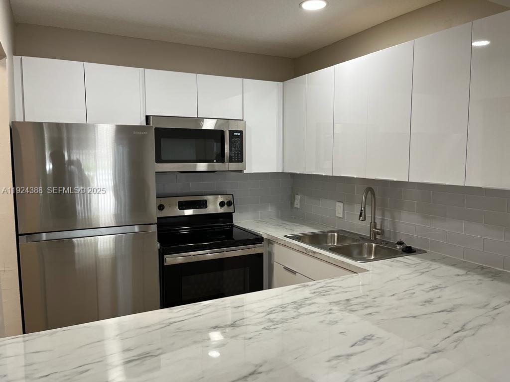 Foto principal - 4848 NW 24th Ct