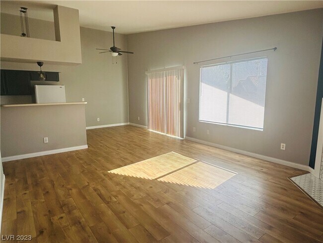 Foto del edificio - 1575 W Warm Springs Rd