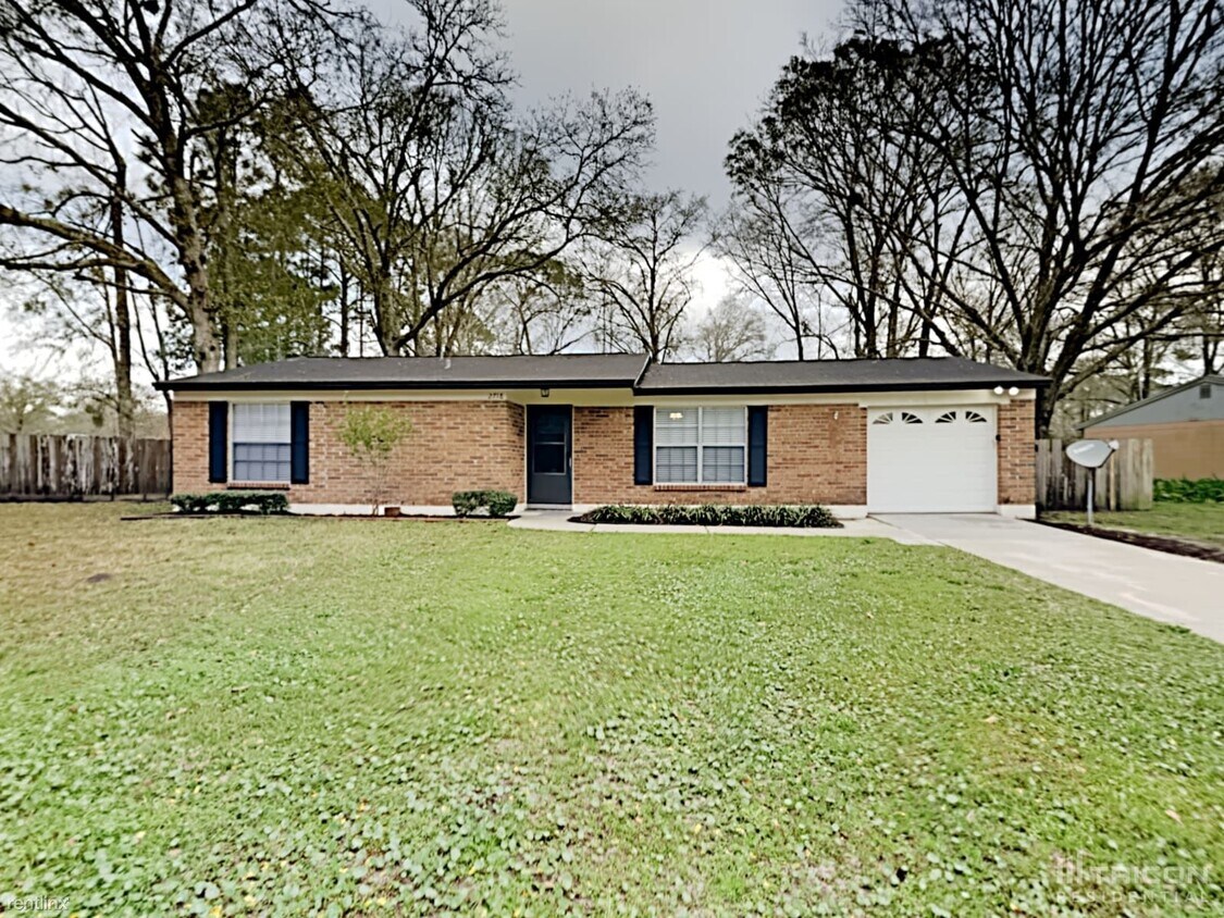 Primary Photo - 2718 Pinewood Blvd N