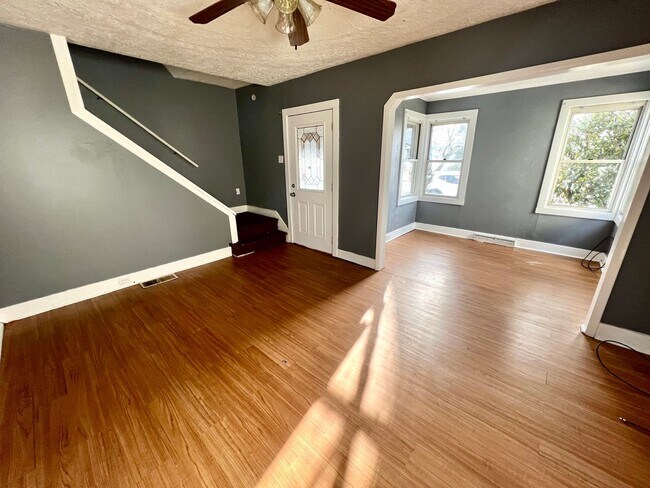 Building Photo - Aliquippa - 2 Bed 2 Bath - Fantastic Space!