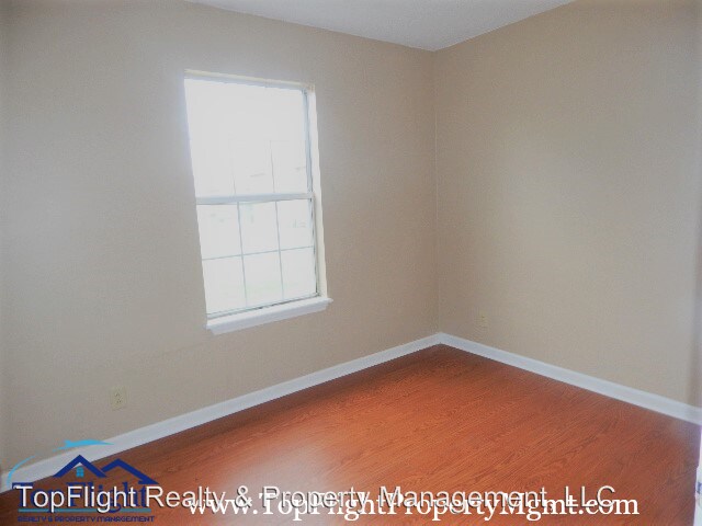 Building Photo - 263 White Oak Rd