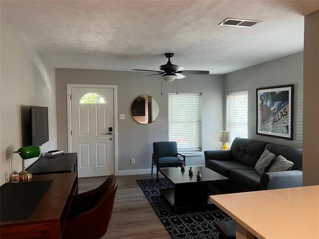 Foto del edificio - 408 N Oak Cliff Blvd
