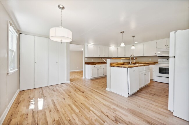 Building Photo - Price Change! Beautifully Renovated 4 Bedr...