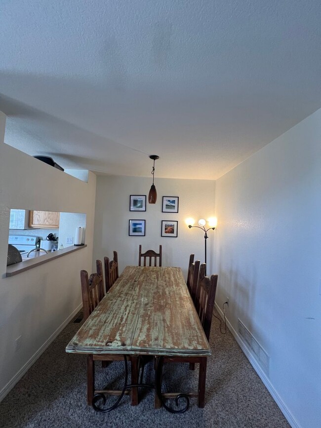 Building Photo - Beautiful 2Bd 1.5Bath Condo Close to Every...