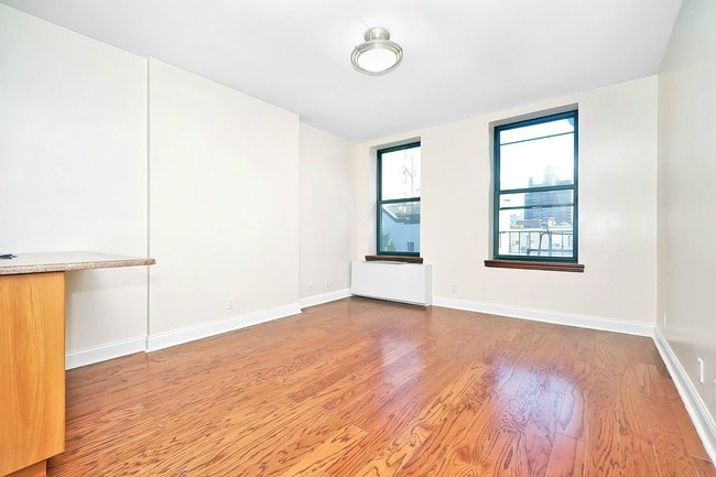 Building Photo - 414 E 71st St