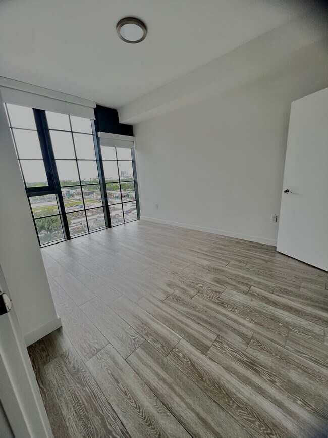 Foto del edificio - 360 NW 24th St