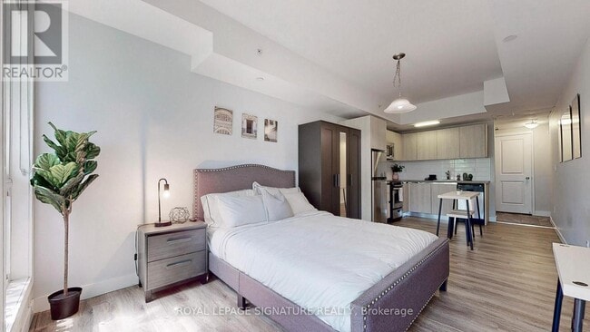 Building Photo - 335 College St