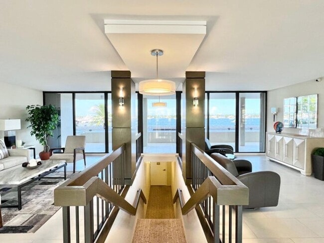 Foto del edificio - 132 Lakeshore Dr