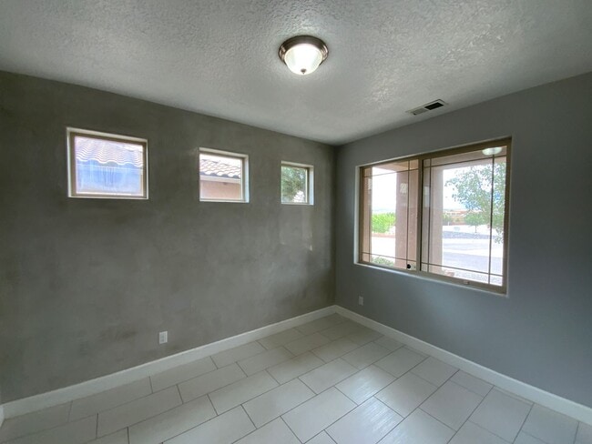 Building Photo - 3 Bedroom & An Office Luxury Home Availabl...
