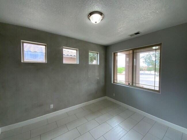 Foto del edificio - 3 Bedroom & An Office Luxury Home Availabl...