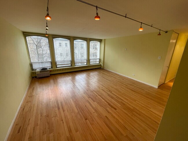 Building Photo - 1450 E 55th Pl