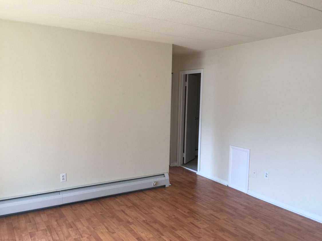 Living - 21 Dougherty Blvd
