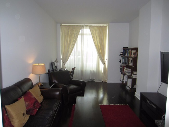 Foto del edificio - 100 Riverside Blvd