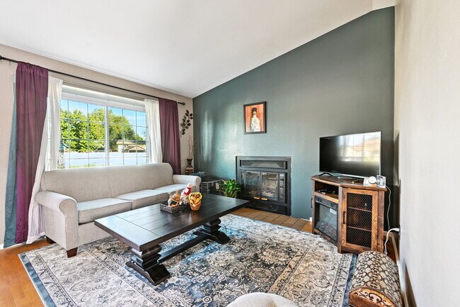 Foto 3 de la sala de estar - 1960 Doherty Rd