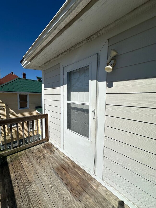 Foto del edificio - 319 W 2nd St