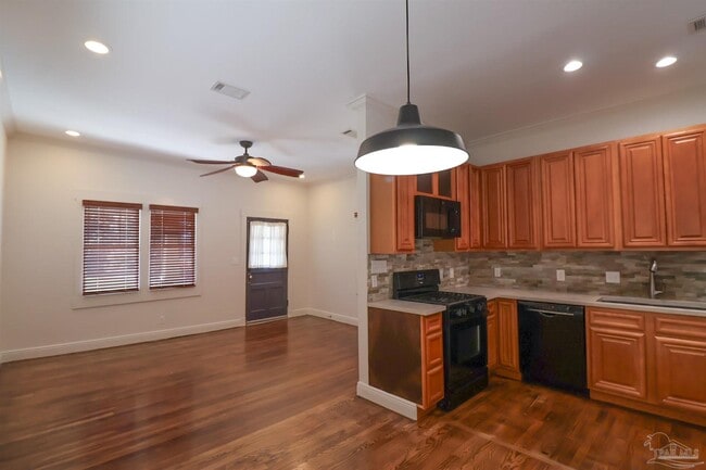 Building Photo - 422 N Davis Hwy