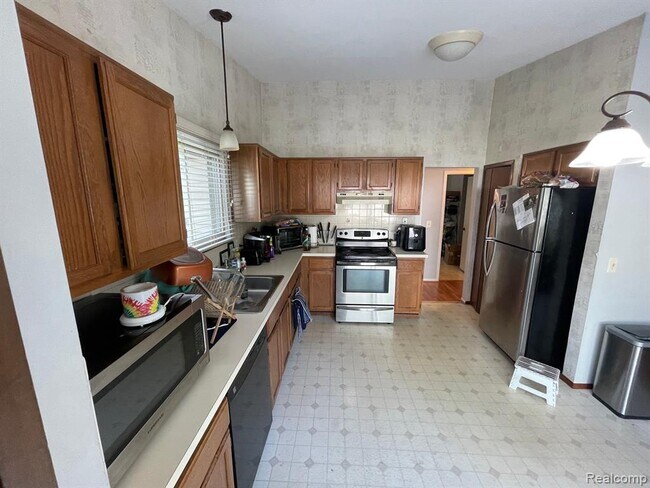 Building Photo - 24248 Creekside Dr