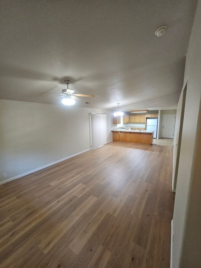 Foto del edificio - Spacious 3-Bed, 2-Bath Duplex with Private...